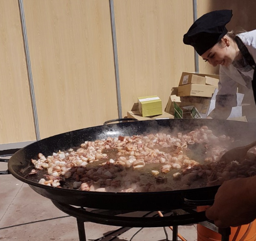 Nuestra chef, Carmen Chivu, comenzando la paella