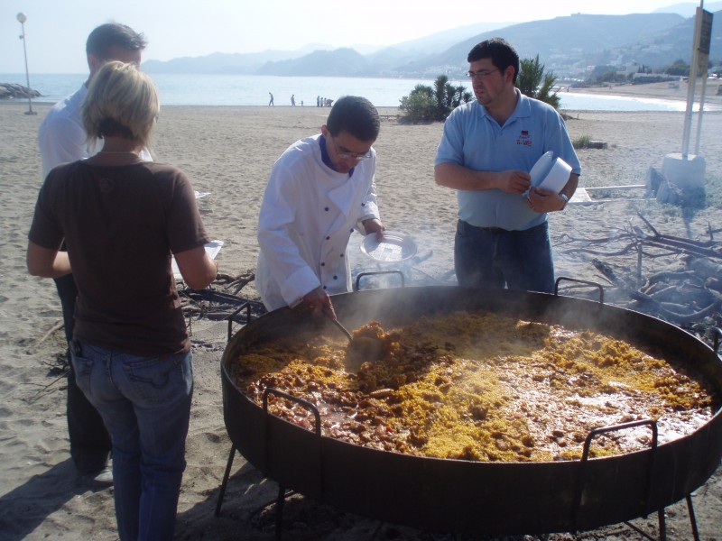 Paella-en-la-playa-opt