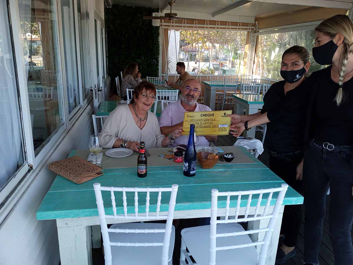 entrega cheque dia del cancer neptuno mojacar