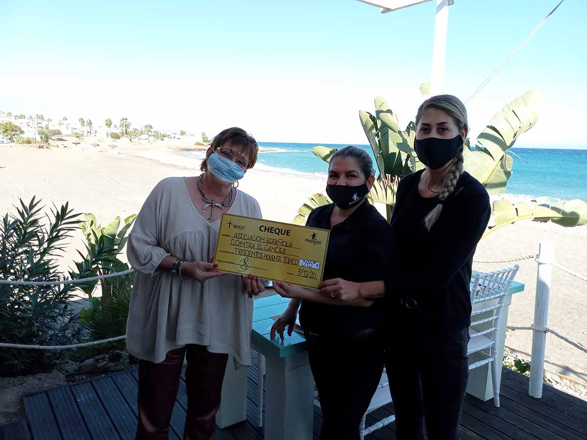 entrega cheque recaudacion dia del cancer neptuni siempre adelante