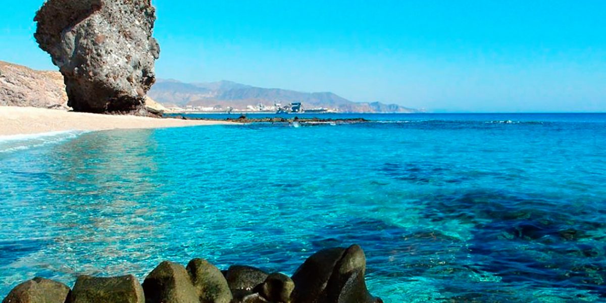 playa de Carboneras con el puerto al fondo