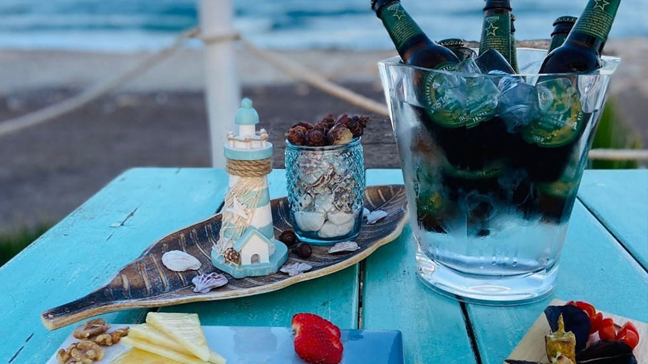 ¡Una cerveza junto al mar!